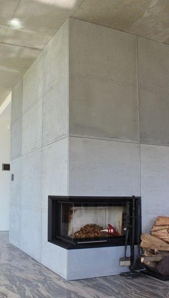 kominek w betonowej ścianie