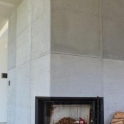 kominek w betonowej ścianie