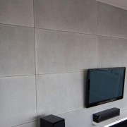 ściana z płyt w salonie
