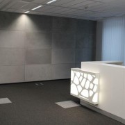 betonowe płyty w biurowcu